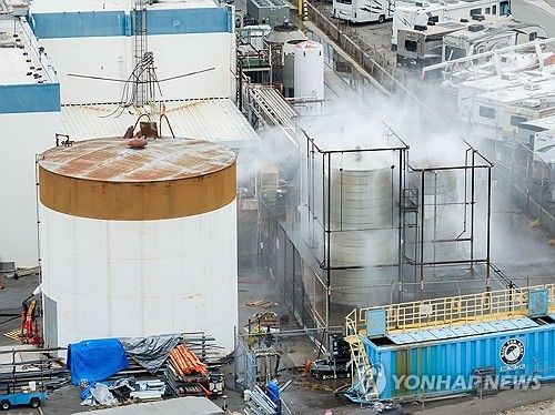 과열된 화학물질 탱크에 물 살포 