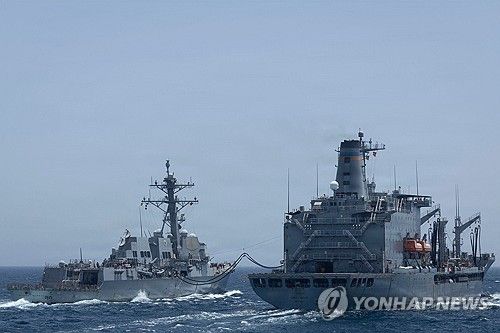 지난 4월 27일(현지시간) 알레이버크급 미사일유도함 USS 마이클 머피(DDG 112)가 함대 급유선 USNS 헨리 J. 카이저(T-AO-187)로부터 해상에서 물자 공급 받는 모습을 미 해군이 5월 2일 공개했다. [미 해군·NAVCENT PUBLIC AFFAIRS·AFP=연합뉴스 자료사진. 재판매 및 DB 금지]