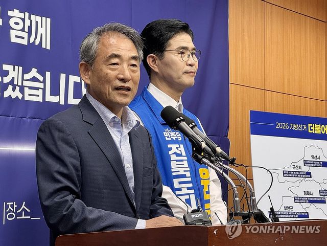 기자회견 하는 윤준병