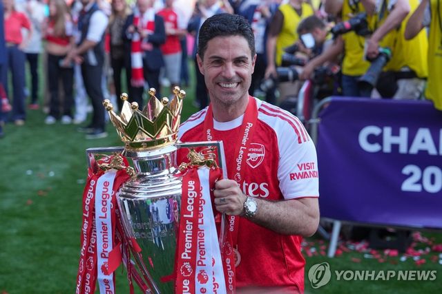 EPL 우승 트로피 든 아르테타 아스널 감독,