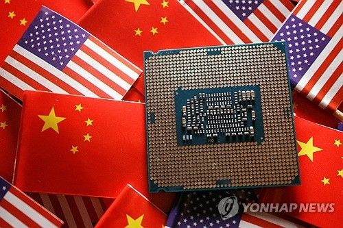 중국과 미국 국기를 배경으로 한 반도체 기판