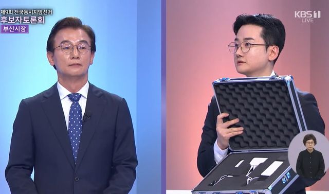 부산시장 TV 토론에서 거짓말탐지기 들어보이는 정이한 후보(오른쪽)