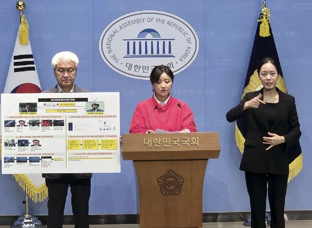 국회에서 기자회견 하는 김소연(가운데) 김영환 후보 선대위 법률지원단장