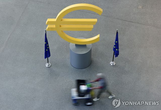 독일 프랑크푸르트 ECB 본부 앞 유로화 조형물 