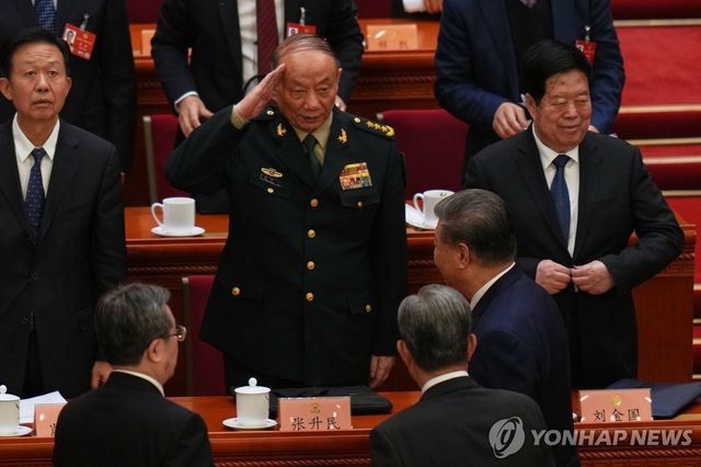 올해 3월 양회에서 시진핑 중국 주석에게 경례하는 장성민 중앙군사위 부주석