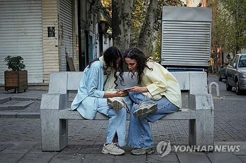 지난해 9월 이란 테헤란 거리에서 인터넷 접속하는 주민들