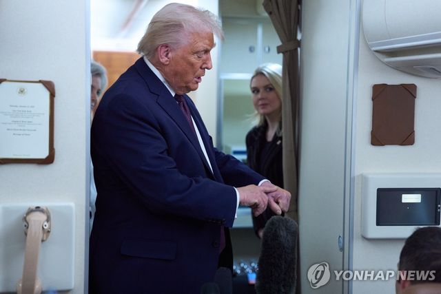 지난 1월 자신의 손등 멍에 대해 설명하는 트럼프