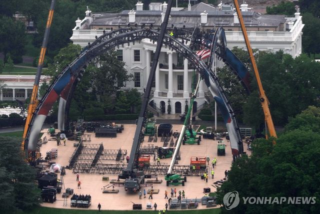 백악관 마당에 설치 중인 UFC 경기장
