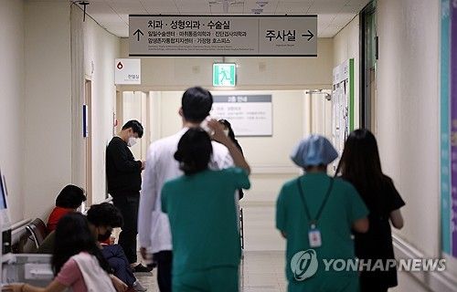 한 지역 국립대병원에서 이동하는 의료진과 대기하는 환자들 [연합뉴스 자료사진]