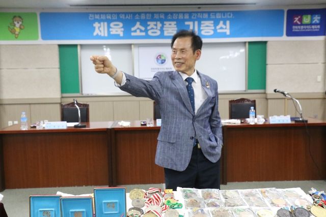 사격 자세 취하는 박종길 전 차관