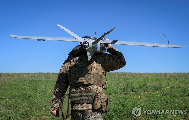 정찰용 드론을 운반하는 우크라이나 병사