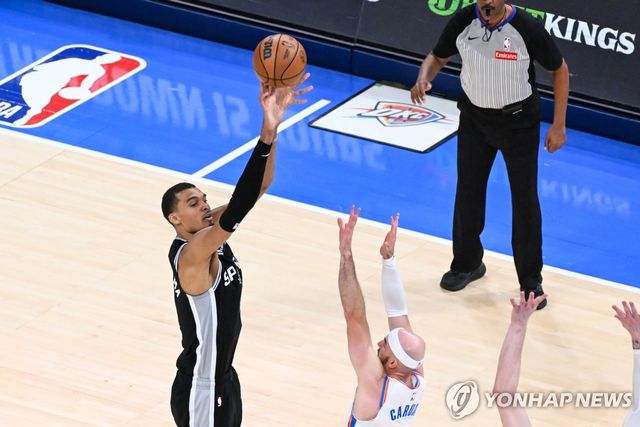 슛을 시도하는 빅토르 웸반야마 