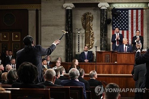 2025년 트럼프 의회 연설 때 지팡이를 휘두르며 항의하는 민주당 그린 하원의원