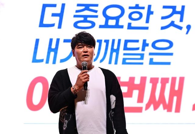 호남대 초청 특강 무대에 선 추신수(오른쪽) 