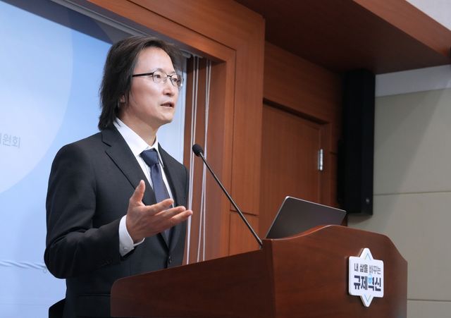 기자단 질문에 답변하는 주병기