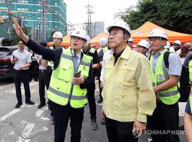 서소문 고가차도 붕괴 사고 현장 찾은 김윤덕 장관