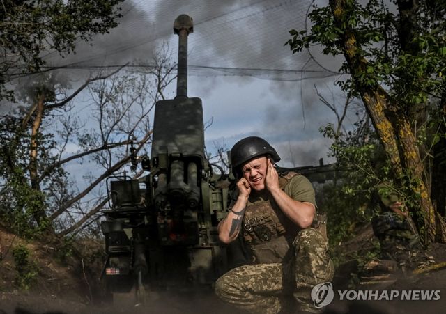 자주곡사포로 러시아에 반격하는 우크라이나 병사