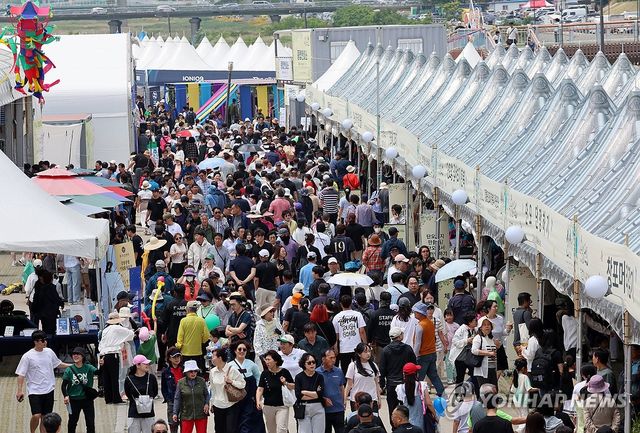 강릉단오제 절정…관람 인파 북적