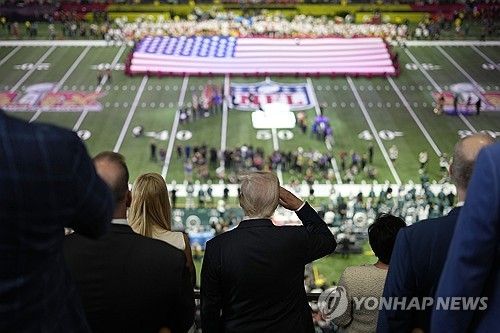 슈퍼볼 관람하는 트럼프 뒷모습