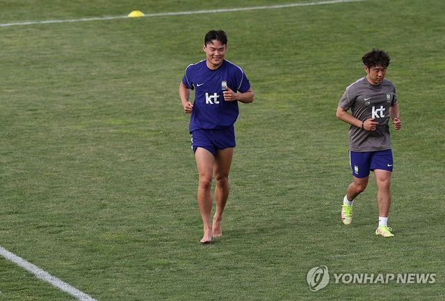 맨발로 훈련하는 오현규