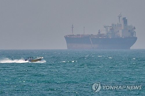 호르무즈 해협 게슘섬 해안에 정박한 유조선
