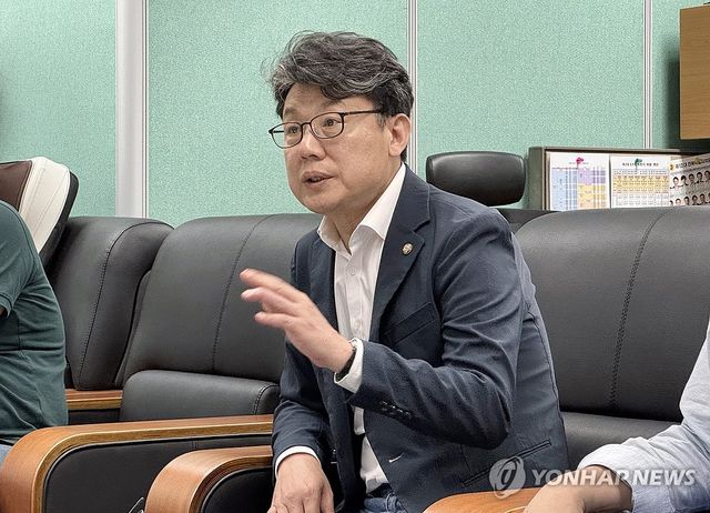 기자간담회하는 진성준 의원