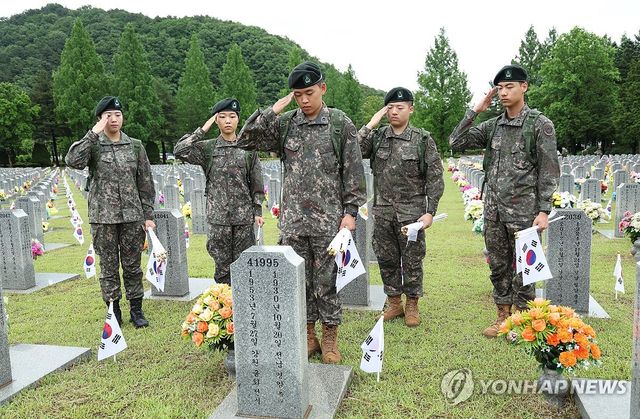 국방정신전력원, 대전현충원서 태극기 꽂기 봉사활동