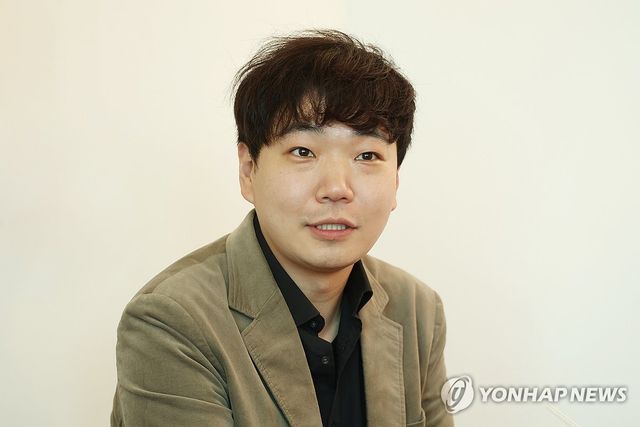 인터뷰하는 한지호 피아니스트