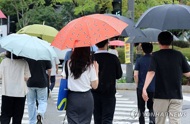 우산 쓰고 이동하는 시민들