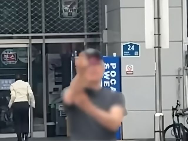 손가락 욕설하는 남성