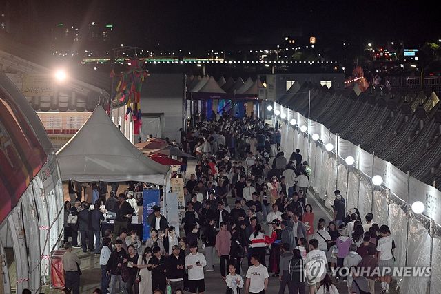 밤에도 북적이는 강릉단오장