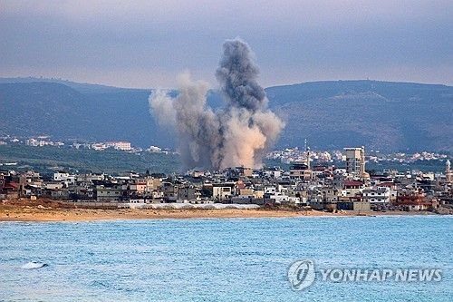 이스라엘군의 공습으로 연기가 피어오르는 레바논 남부 티레