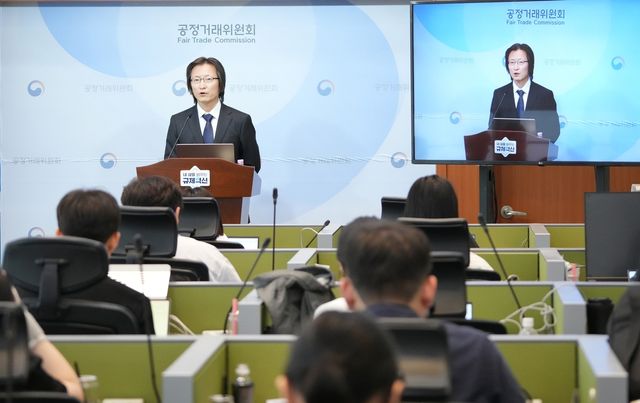 기자단 질문에 답변하는 주병기