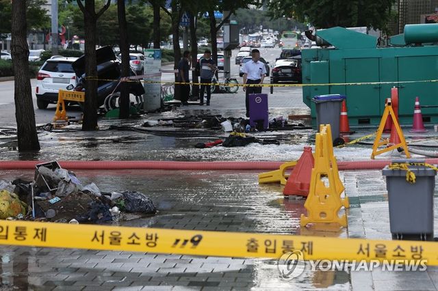 2022년 8월 집중호우로 인한 도로 침수로 어지러운 도로 환경 속 방치된 침수차
