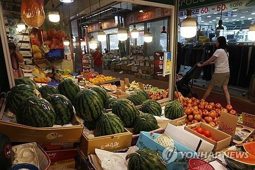 서울 서대문구 영천시장 상점에 과일이 진열된 모습