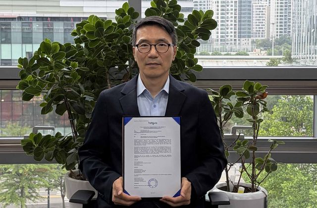 계약서 든 ㈜웨이브 정읍 박정우 대표 