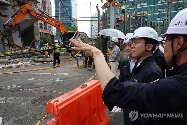 서소문 고가차도 붕괴 사고 현장 찾은 김영훈 장관