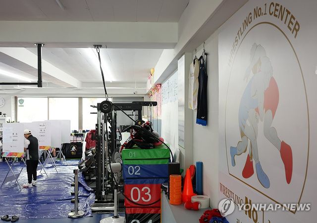 21대 대통령 선거일, 부산 한 레슬링장에 마련된 투표소