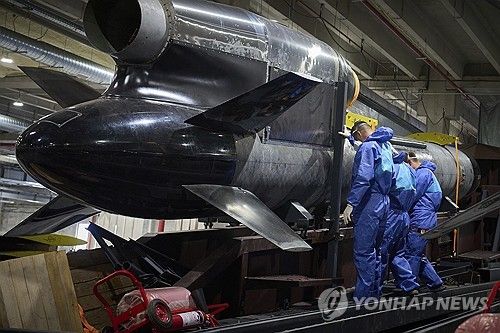 우크라이나 방위산업 스타트업 '파이어포인트' 직원들이 순항미사일 '플라밍고'를 검수하고 있다. 자료사진입니다. [AP=연합뉴스 자료사진. 재판매 및 DB 금지]