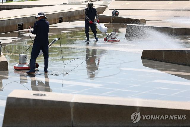 무더위 속 물청소