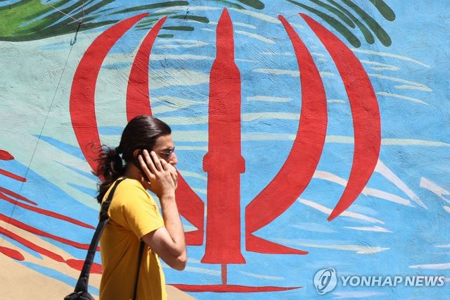 이란 국기와 미사일을 그린 테헤란 시내 벽화