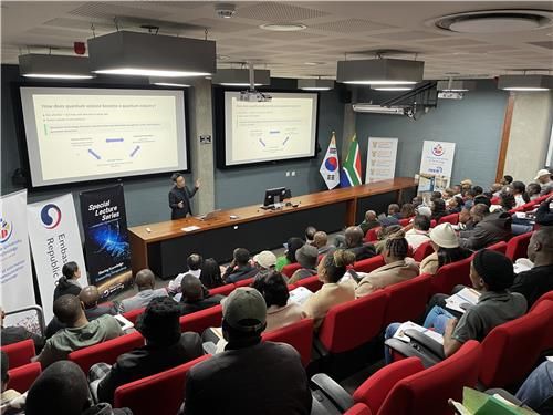 지난 21일(현지시간) 남아프리카공화국 프리토리아 츠와네기술대학에서 김동규 한국과학기술원 교수가 강연하고 있다. [주남아프리카공화국 한국대사관 제공. 재판매 및 DB 금지]