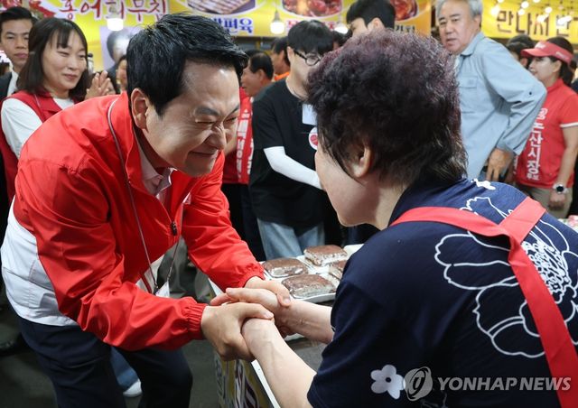 논산 화지중앙시장 상인들과 인사하는 장동혁 상임선대위원장