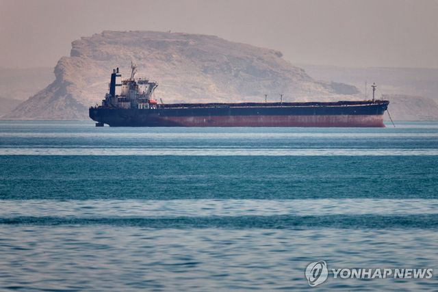 이란 반다르아바스 해안 호르무즈 해협에 정박 중인 화물선
