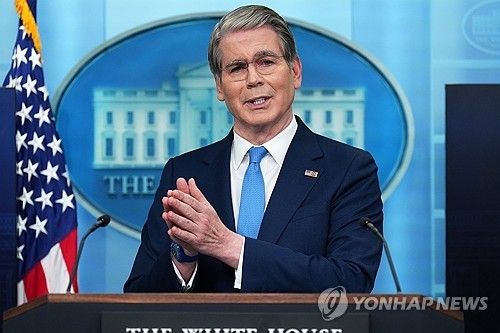 백악관 브리핑하는 베선트 재무장관 