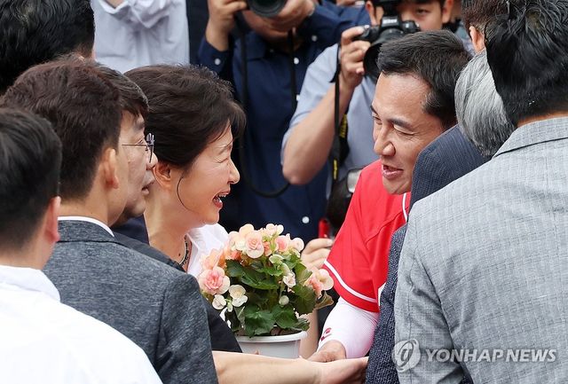 김진태 후보로부터 꽃 받는 박근혜 전 대통령