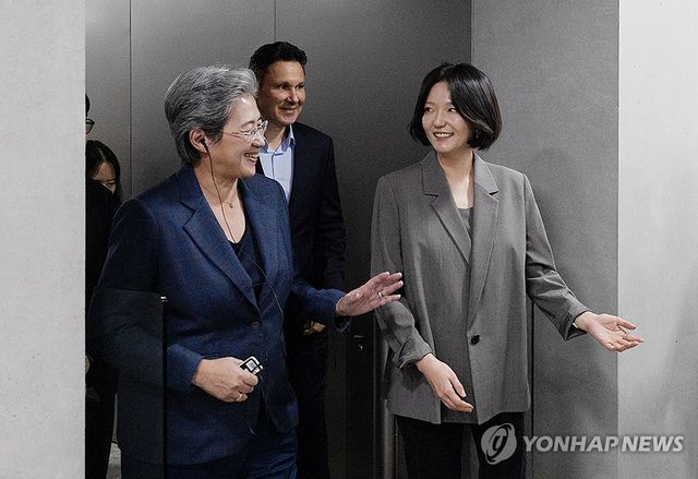 네이버 사옥 둘러보는 리사 수 AMD CEO와 최수연 대표