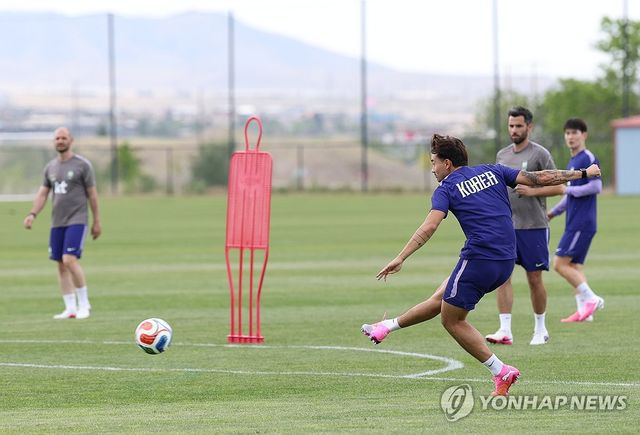 슛하는 옌스 카스트로프