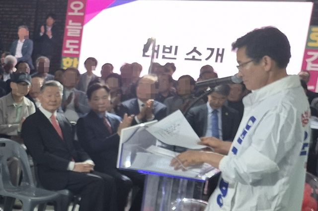 윤 후보 선대위 발대식에 참석한 이기용(왼쪽) 전 충북교육감