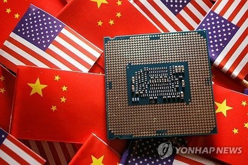 중국과 미국 국기를 배경으로 한 반도체 기판